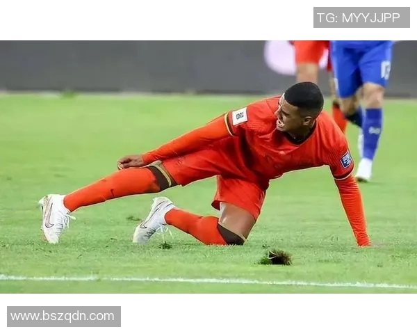 足球明星比赛中鞋子损坏瞬间曝光引发球迷热议与关注